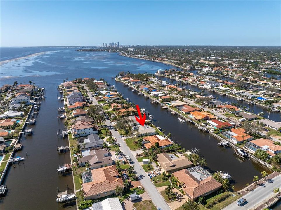 合同活跃: $1,090,000 (3 贝兹, 2 浴室, 2290 平方英尺)