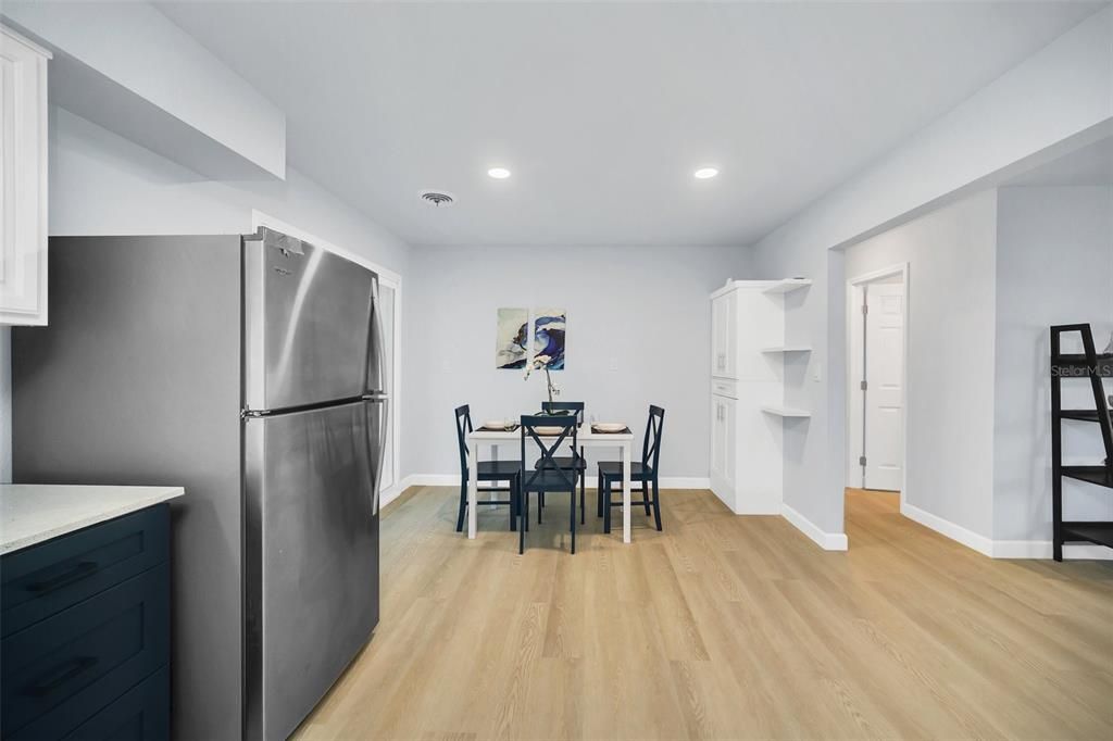 For Sale: $299,880 (2 beds, 1 baths, 936 Square Feet)