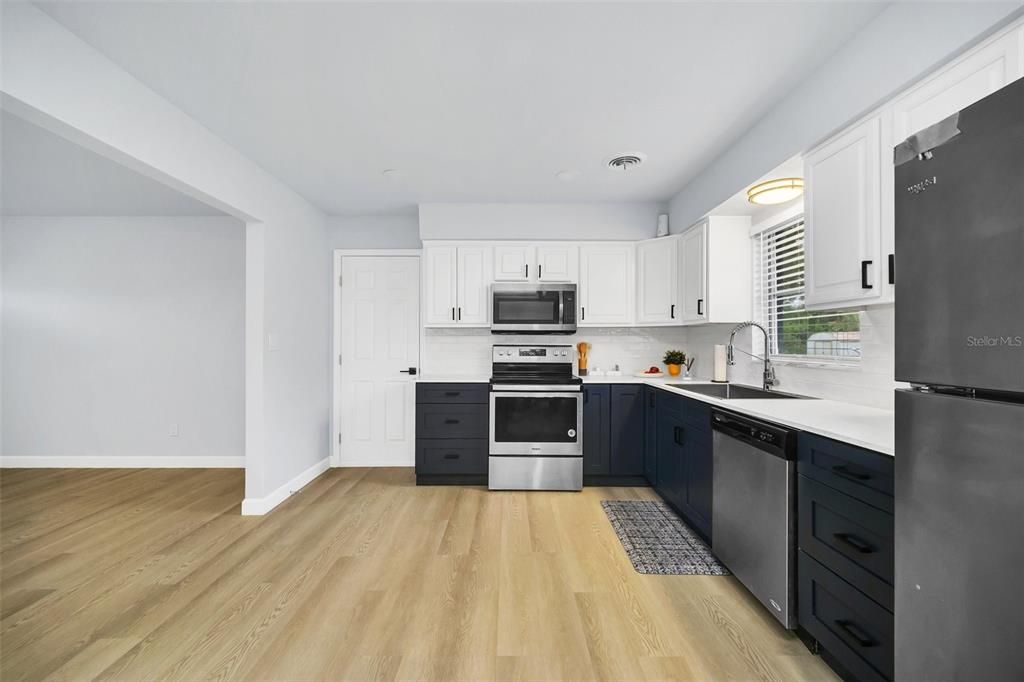 For Sale: $299,880 (2 beds, 1 baths, 936 Square Feet)