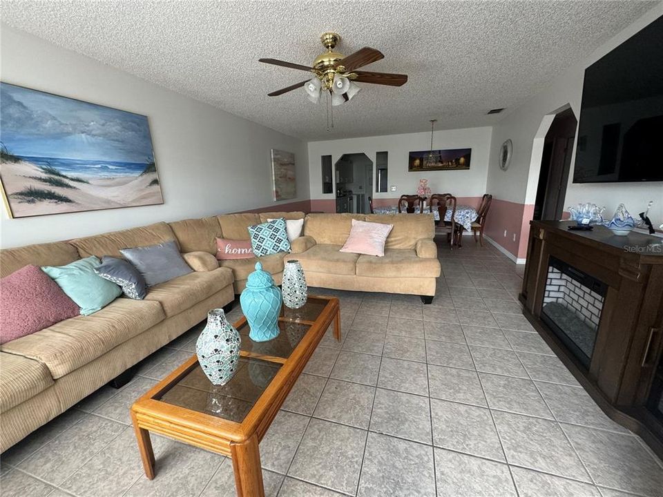 For Sale: $185,000 (3 beds, 2 baths, 1073 Square Feet)