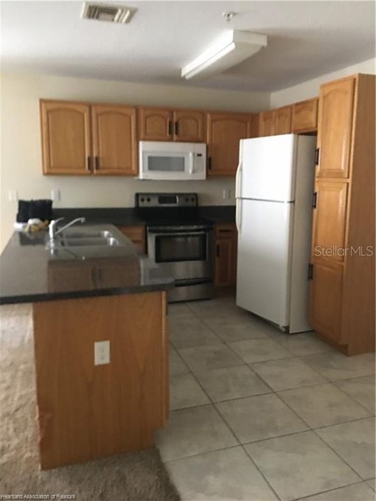 For Rent: $1,100 (2 beds, 2 baths, 830 Square Feet)