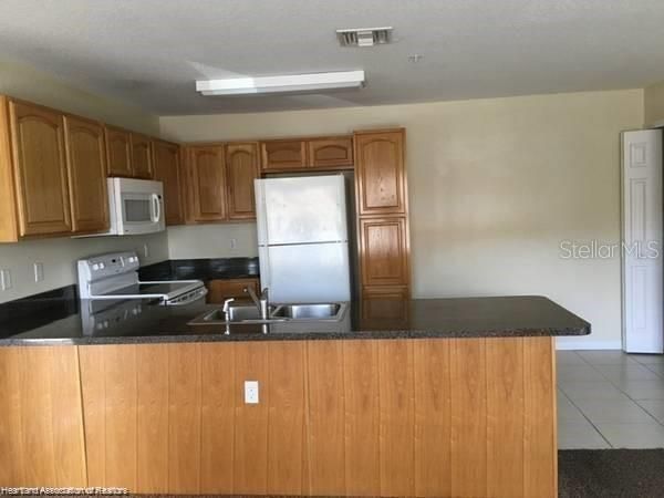 For Rent: $1,100 (2 beds, 2 baths, 830 Square Feet)