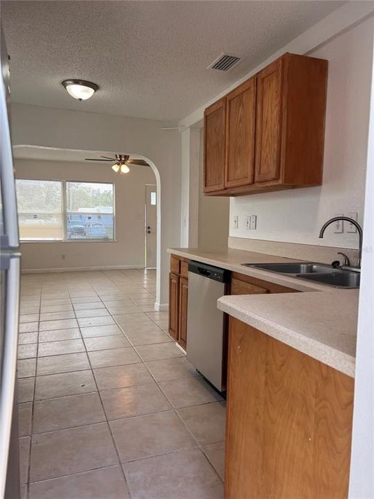 For Sale: $199,900 (2 beds, 1 baths, 831 Square Feet)