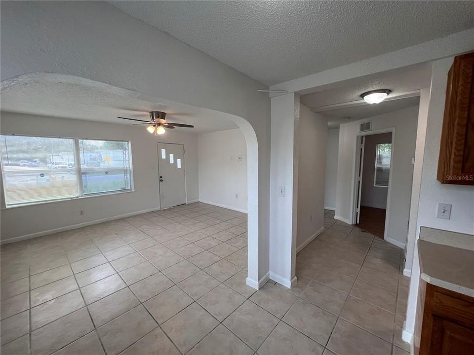 For Sale: $199,900 (2 beds, 1 baths, 831 Square Feet)