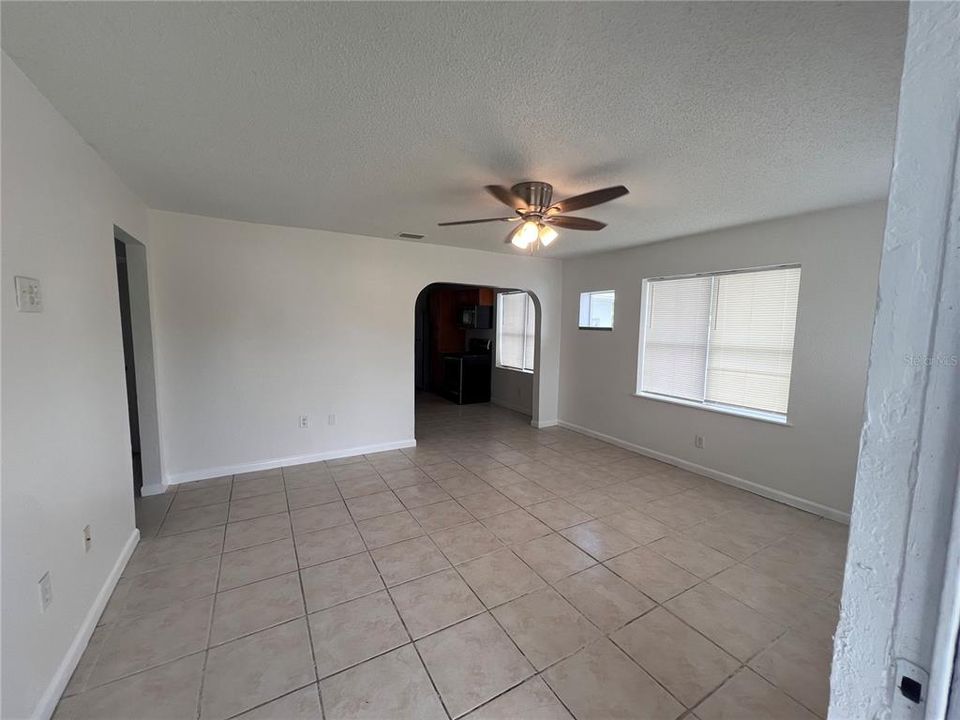 For Sale: $199,900 (2 beds, 1 baths, 831 Square Feet)