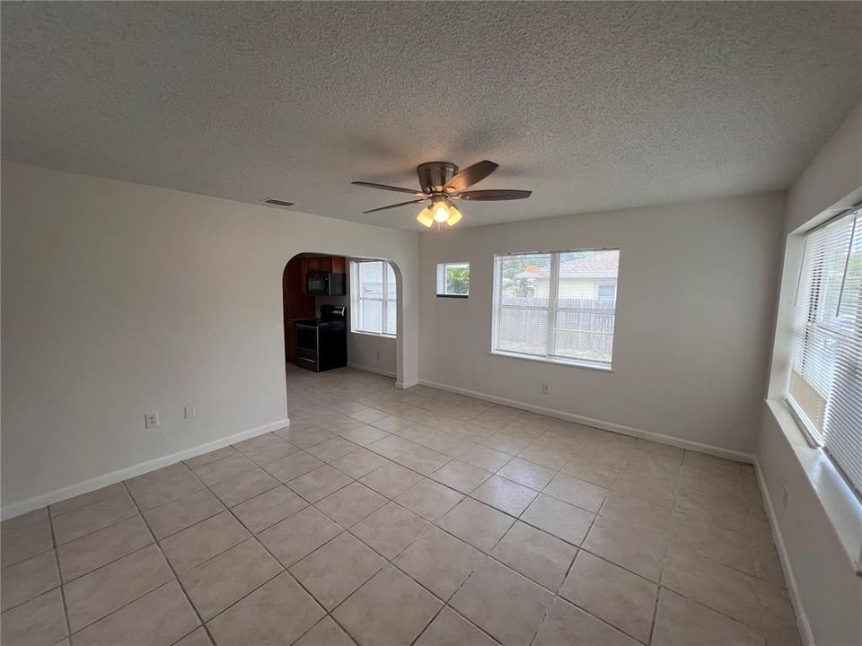 For Sale: $199,900 (2 beds, 1 baths, 831 Square Feet)