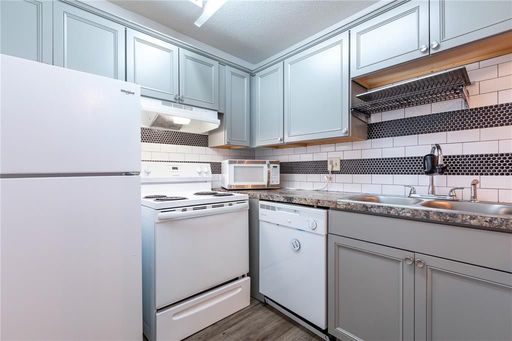 For Sale: $99,900 (1 beds, 1 baths, 702 Square Feet)