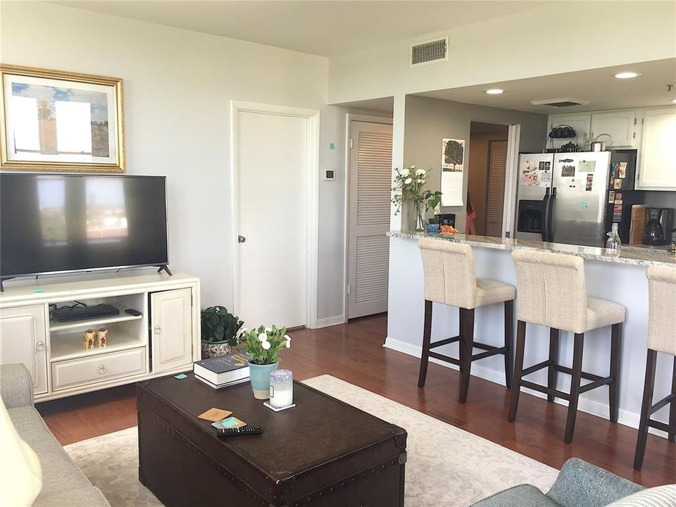 For Sale: $259,900 (2 beds, 2 baths, 1000 Square Feet)