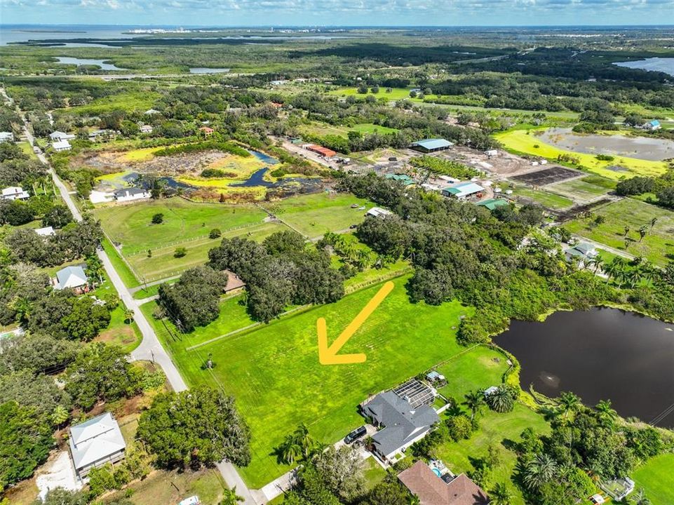 На продажу: $680,000 (2.04 acres)