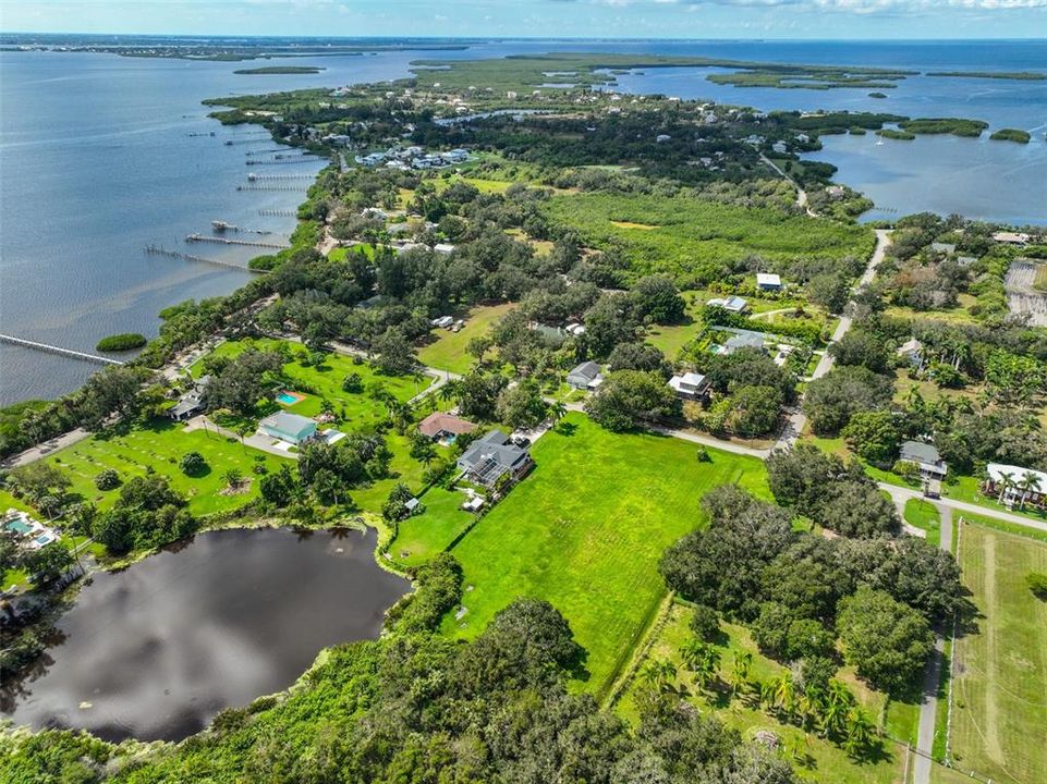 На продажу: $680,000 (2.04 acres)