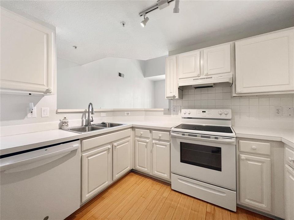 For Rent: $2,525 (1 beds, 1 baths, 934 Square Feet)