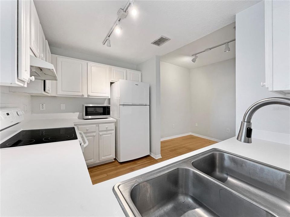 For Rent: $2,525 (1 beds, 1 baths, 934 Square Feet)