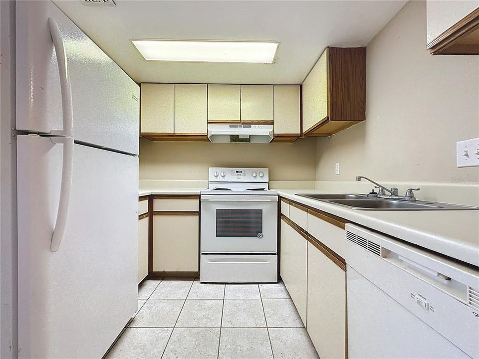 For Sale: $144,500 (1 beds, 1 baths, 765 Square Feet)