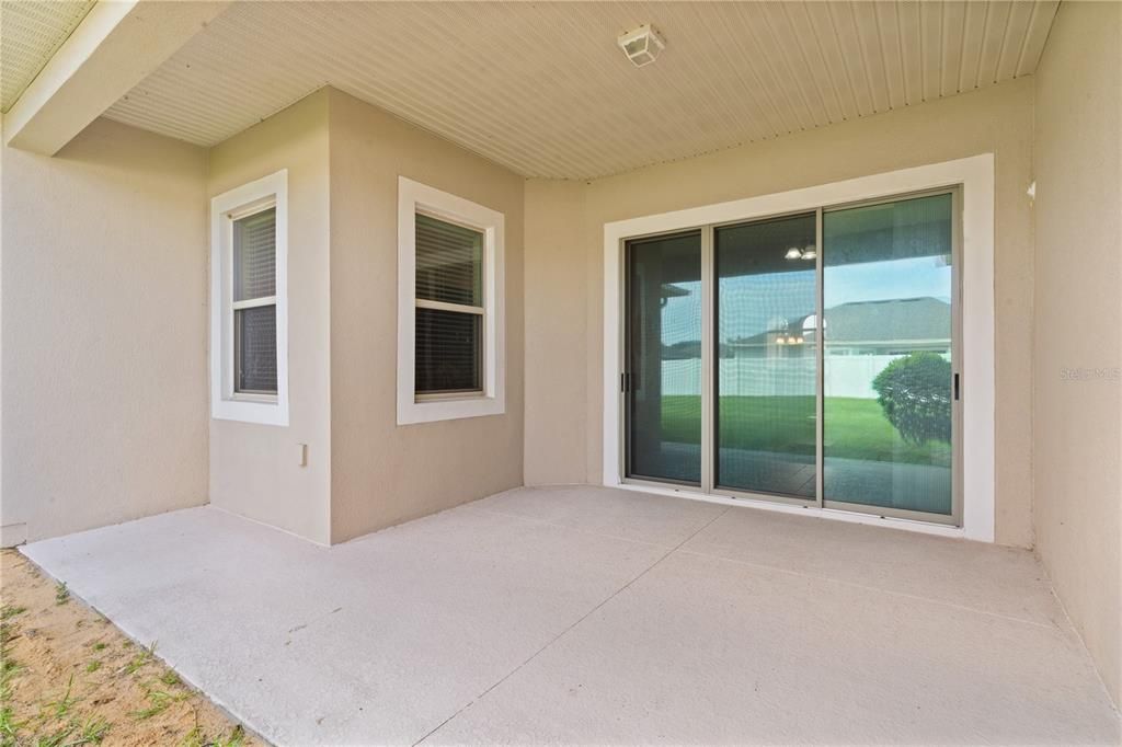 Covered back porch w/3 panel sliding door