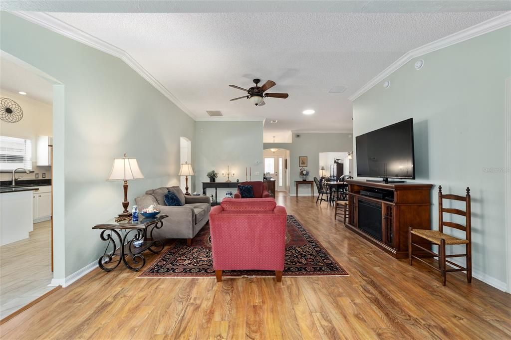 For Sale: $374,500 (3 beds, 2 baths, 1512 Square Feet)