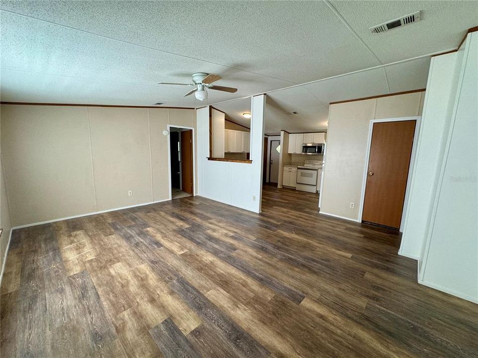 For Sale: $229,500 (3 beds, 2 baths, 1144 Square Feet)