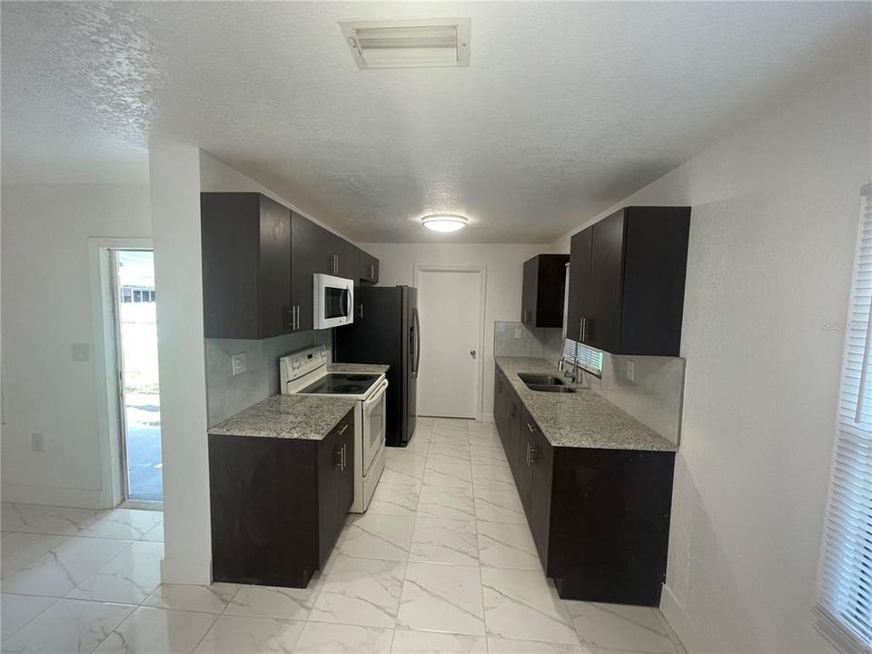 For Rent: $2,199 (3 beds, 2 baths, 903 Square Feet)