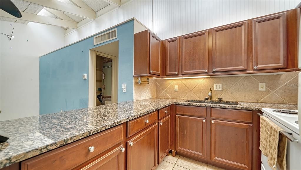 For Sale: $179,900 (2 beds, 1 baths, 847 Square Feet)