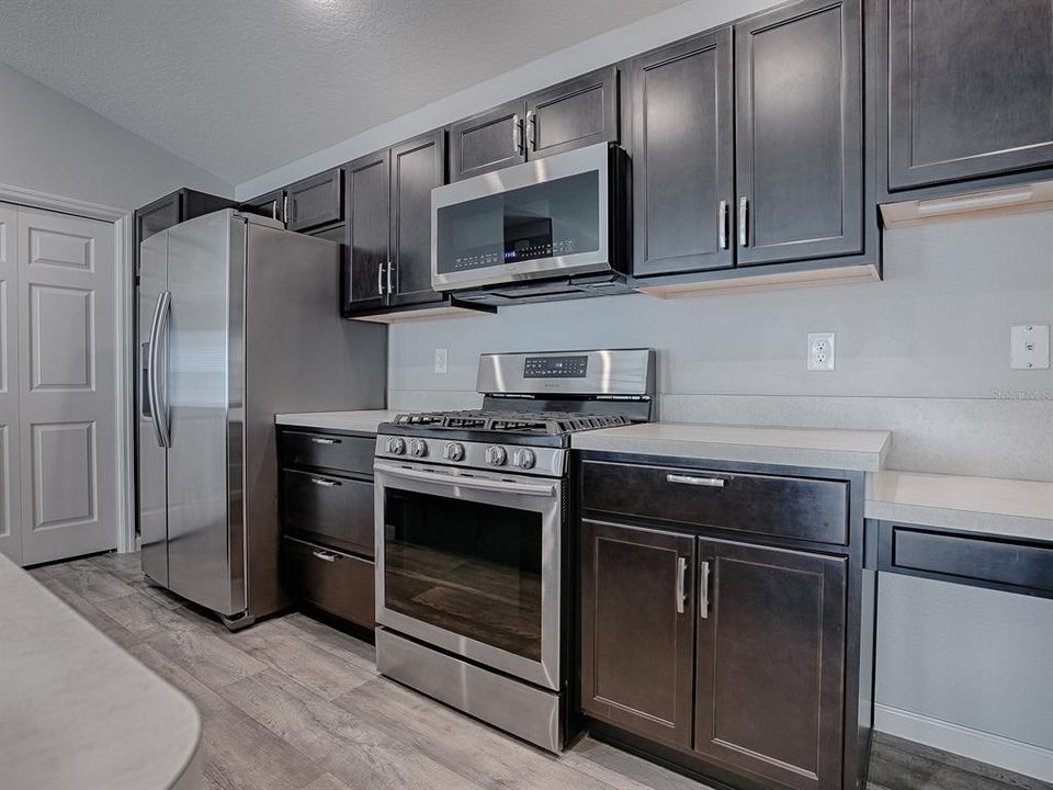 For Sale: $304,900 (2 beds, 2 baths, 1203 Square Feet)