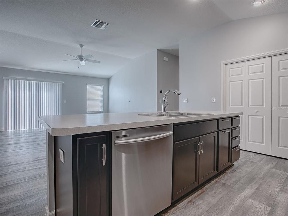 For Sale: $304,900 (2 beds, 2 baths, 1203 Square Feet)