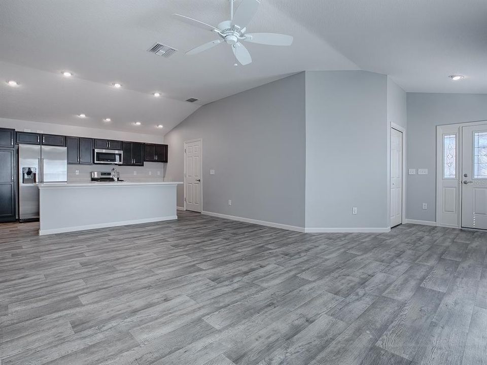 For Sale: $304,900 (2 beds, 2 baths, 1203 Square Feet)