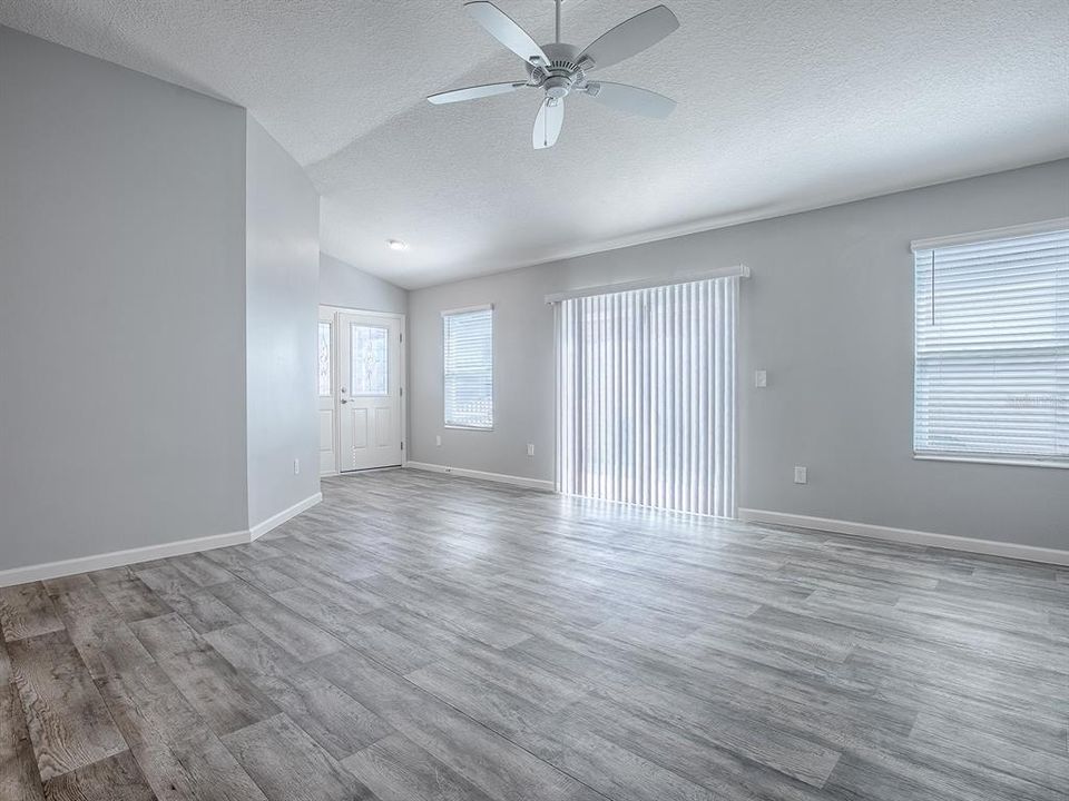 For Sale: $304,900 (2 beds, 2 baths, 1203 Square Feet)