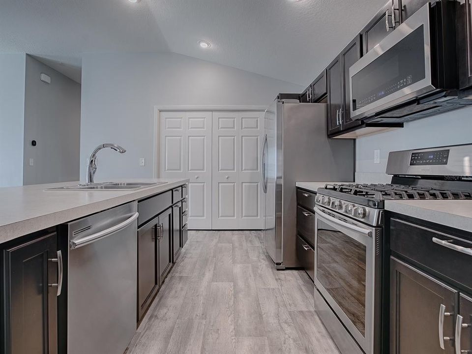 For Sale: $304,900 (2 beds, 2 baths, 1203 Square Feet)