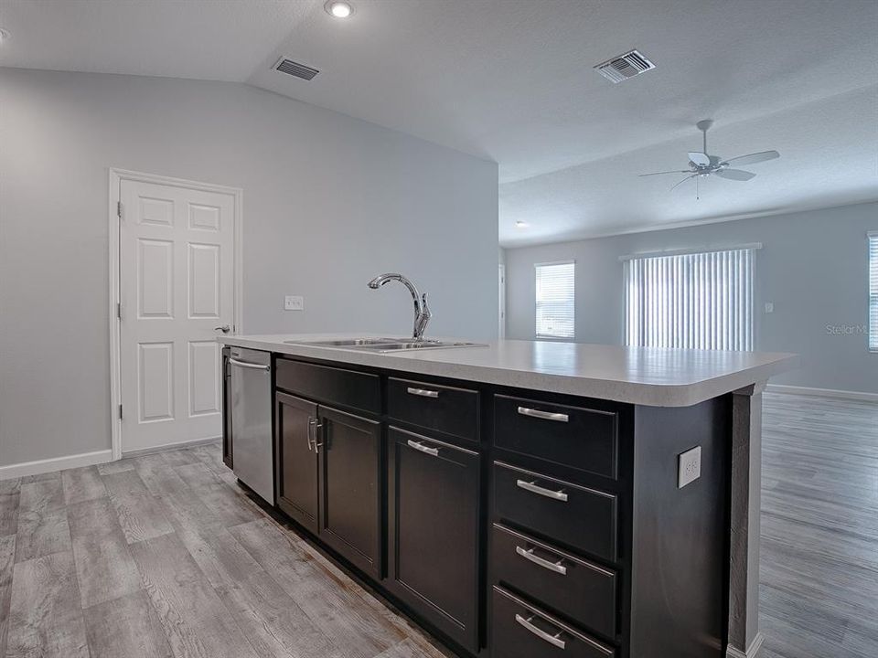 For Sale: $304,900 (2 beds, 2 baths, 1203 Square Feet)