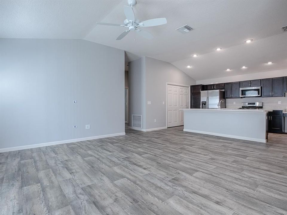 For Sale: $304,900 (2 beds, 2 baths, 1203 Square Feet)