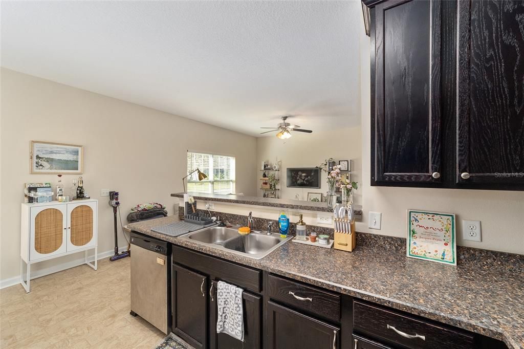 For Sale: $269,900 (3 beds, 2 baths, 1185 Square Feet)