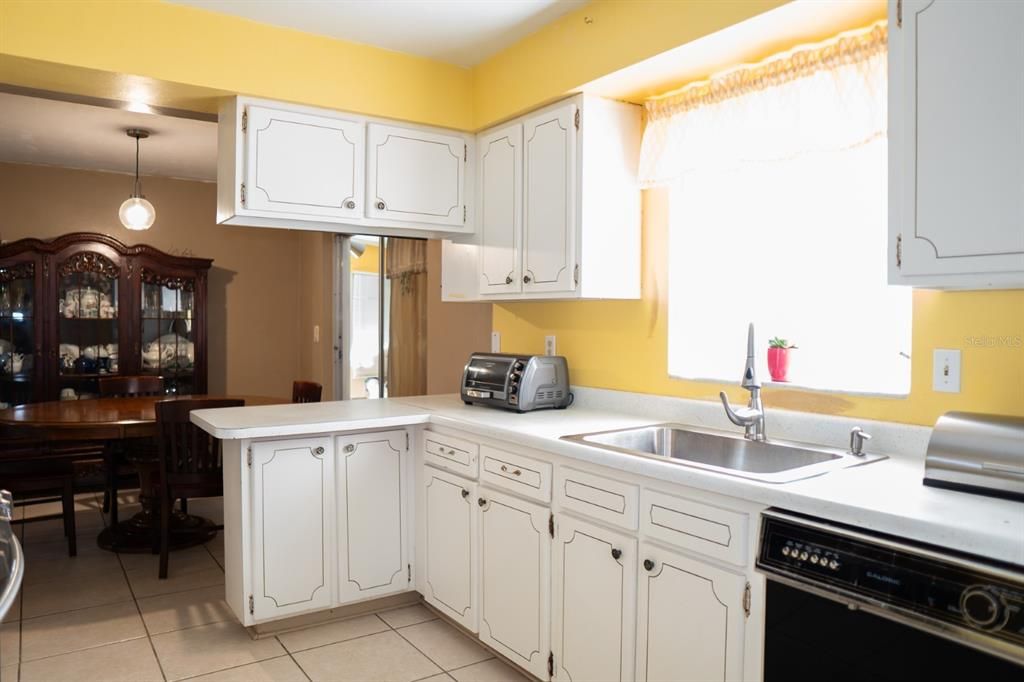 For Sale: $290,000 (3 beds, 2 baths, 1353 Square Feet)