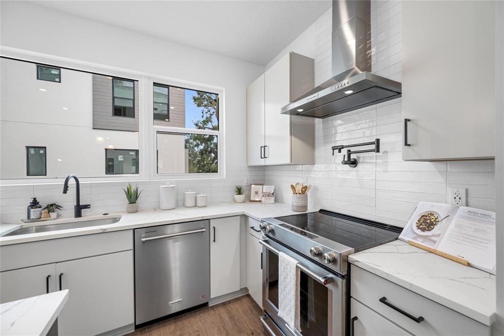 For Sale: $819,900 (2 beds, 2 baths, 1708 Square Feet)