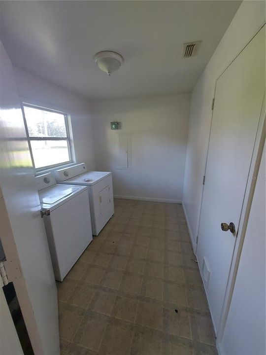 For Sale: $149,900 (2 beds, 1 baths, 948 Square Feet)