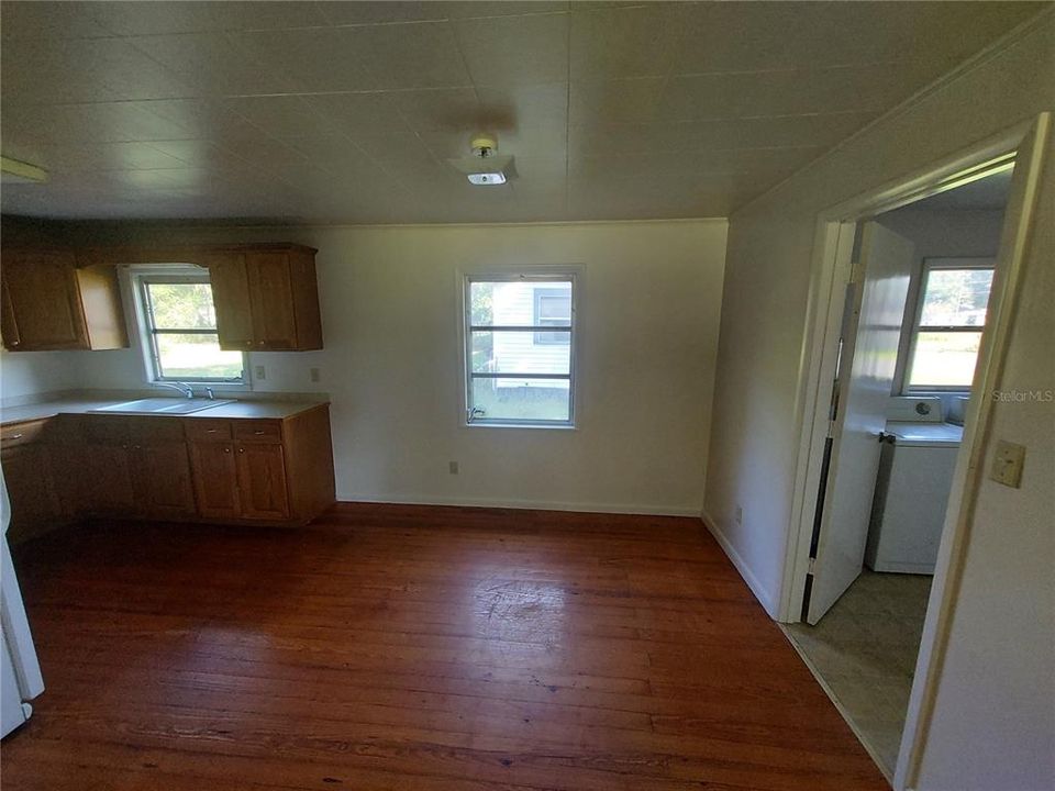 For Sale: $149,900 (2 beds, 1 baths, 948 Square Feet)