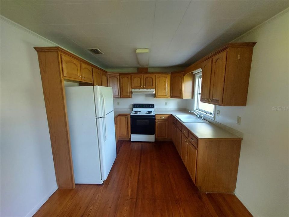 For Sale: $149,900 (2 beds, 1 baths, 948 Square Feet)