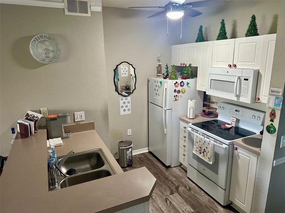 For Sale: $209,000 (1 beds, 1 baths, 812 Square Feet)