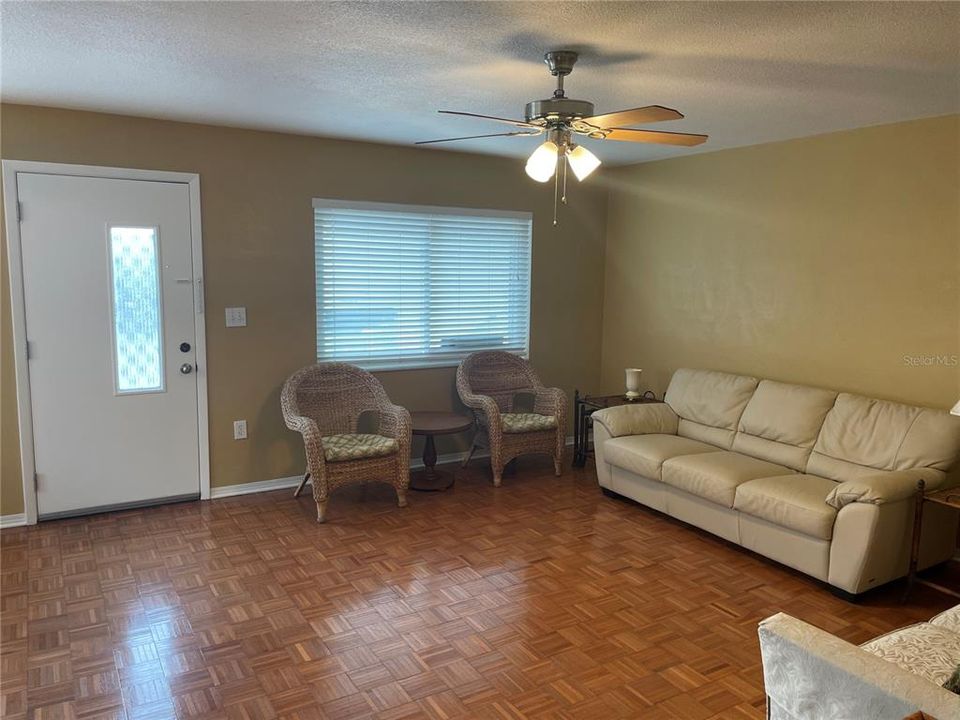 For Sale: $125,000 (2 beds, 2 baths, 912 Square Feet)