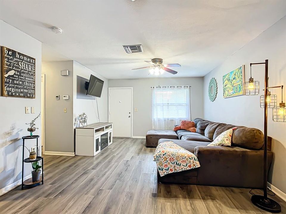 Active With Contract: $160,000 (2 beds, 1 baths, 800 Square Feet)