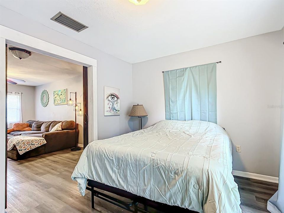 Active With Contract: $160,000 (2 beds, 1 baths, 800 Square Feet)