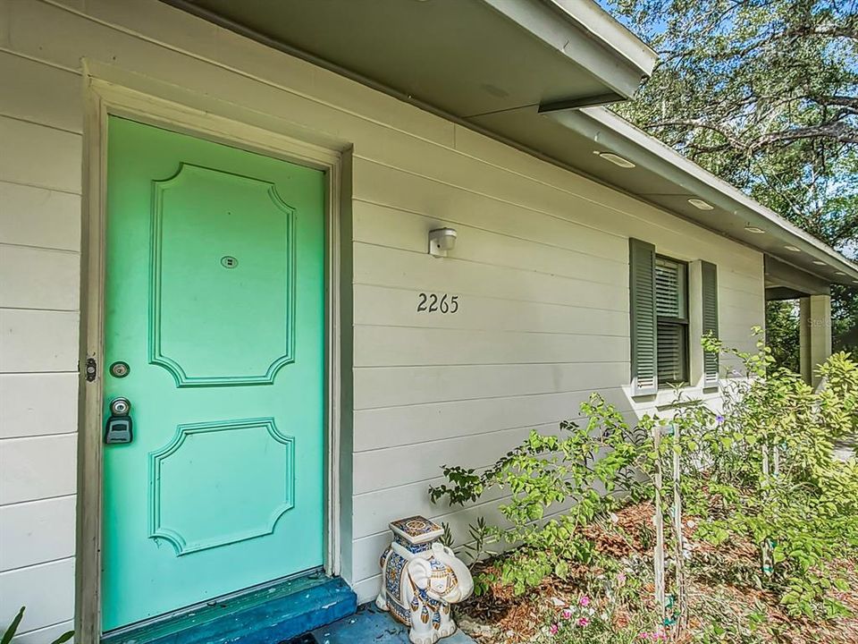 Active With Contract: $160,000 (2 beds, 1 baths, 800 Square Feet)