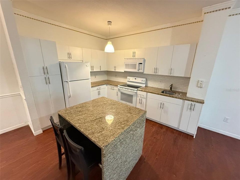 For Sale: $210,000 (1 beds, 1 baths, 782 Square Feet)