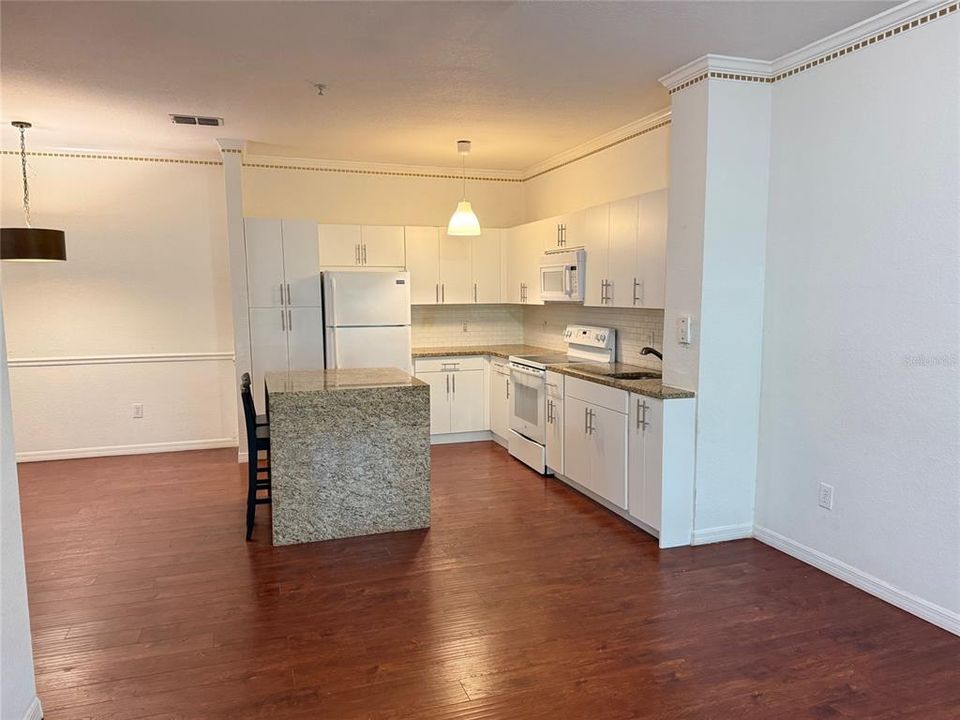 For Sale: $210,000 (1 beds, 1 baths, 782 Square Feet)