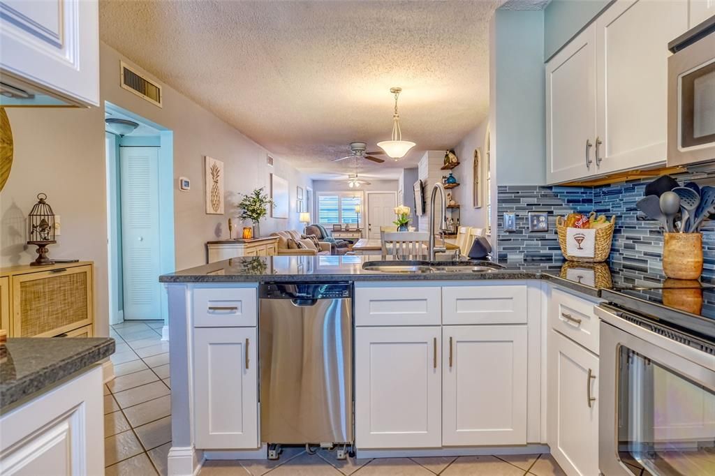 For Sale: $174,900 (2 beds, 2 baths, 865 Square Feet)