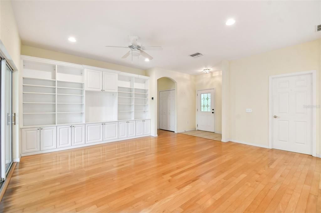 For Sale: $295,000 (2 beds, 2 baths, 1574 Square Feet)