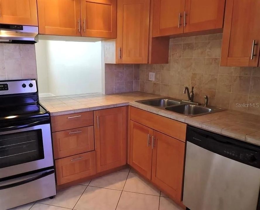 For Rent: $1,600 (1 beds, 1 baths, 775 Square Feet)