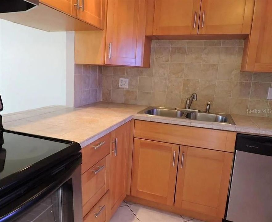 For Rent: $1,600 (1 beds, 1 baths, 775 Square Feet)