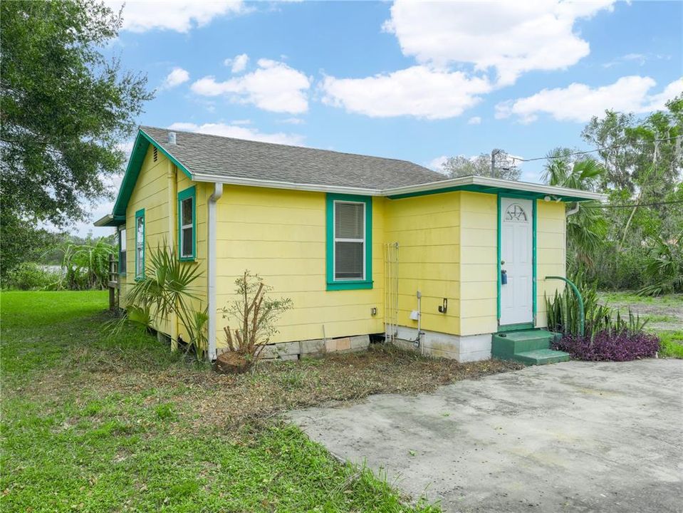 For Sale: $249,000 (2 beds, 1 baths, 592 Square Feet)