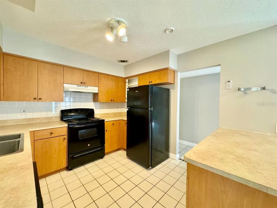 For Rent: $2,150 (3 beds, 2 baths, 1937 Square Feet)