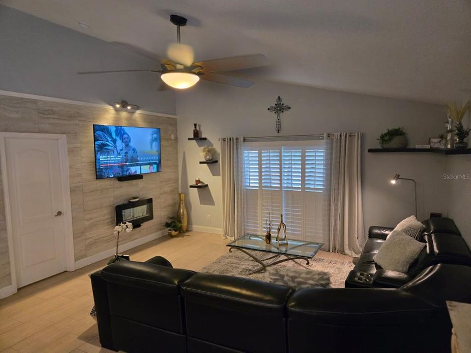 Active With Contract: $2,380 (3 beds, 2 baths, 1530 Square Feet)