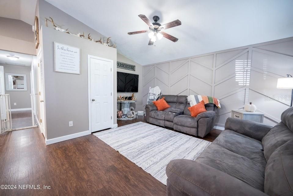 For Sale: $289,900 (3 beds, 2 baths, 1306 Square Feet)